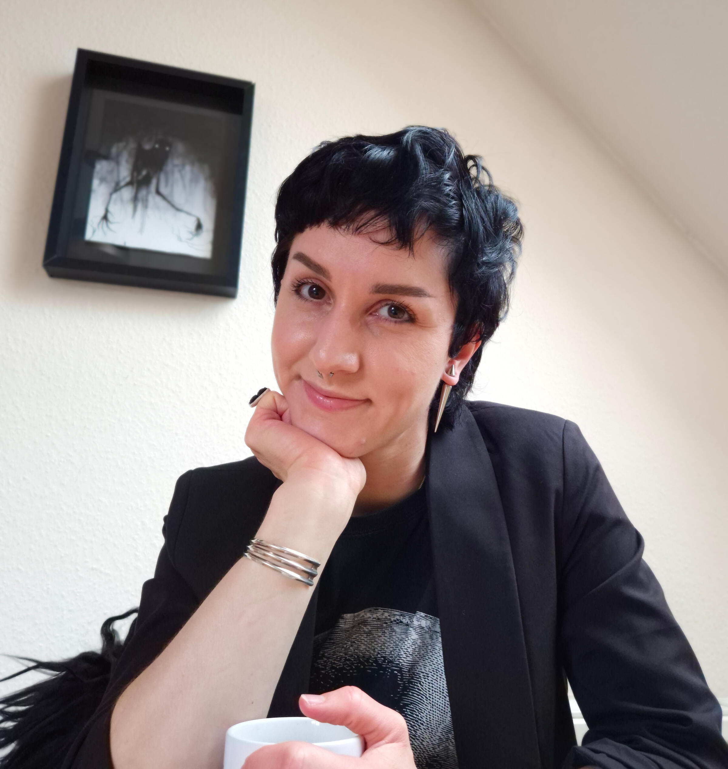 Molly Daszuta - mental health counselor, American therapist, licensed clinical social worker Molly Daszuta, LCSW, American therapist, licensed clinical social worker & mental health counselor, in their psychological counseling space in Jena, Germany.