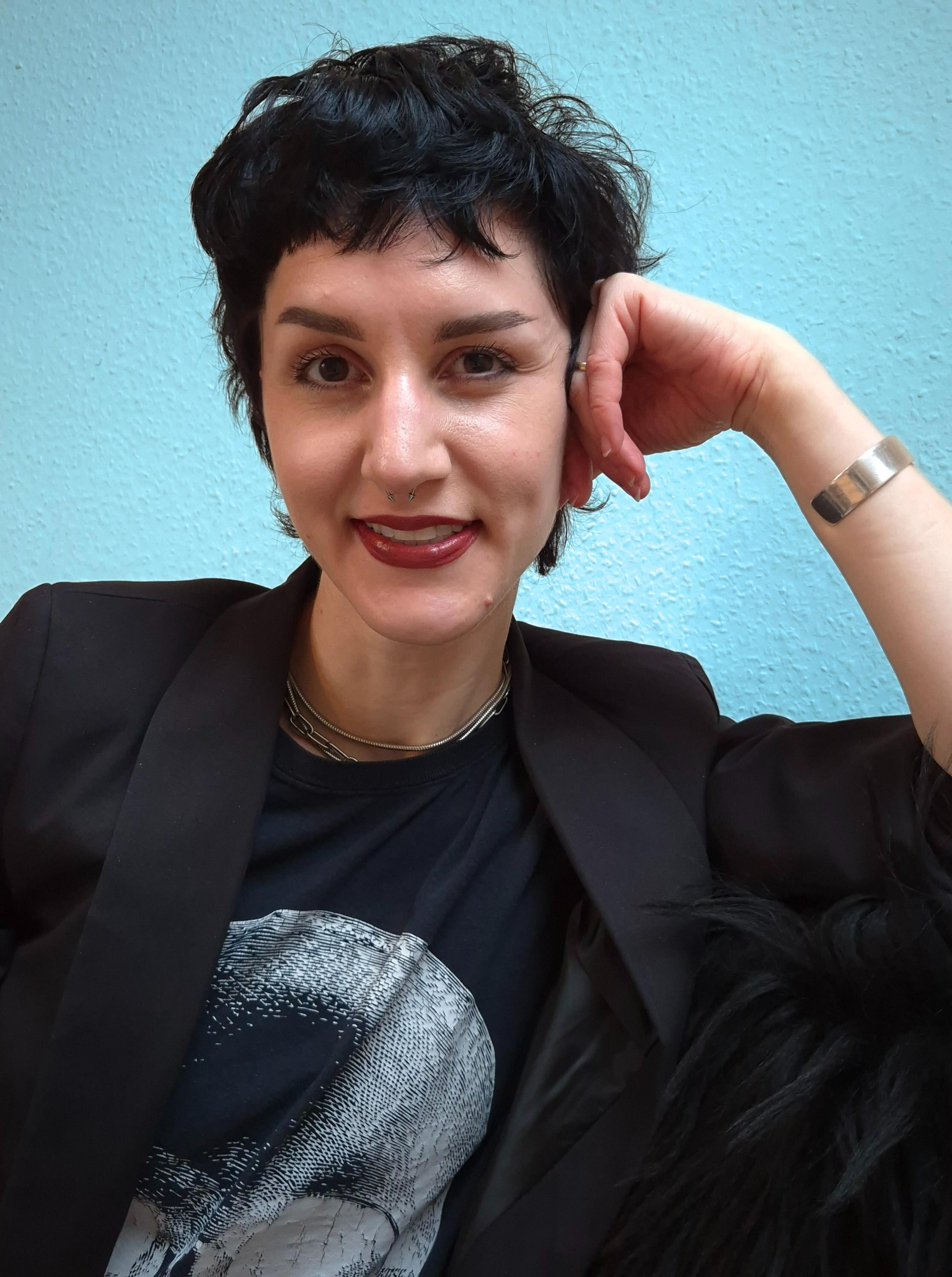 Molly Daszuta, LCSW - psychological counseling, relational therapy, clinical social work Molly Daszuta, psychological counselor, posing like the professional they are, sitting in their mental health counseling office in Jena, Germany.